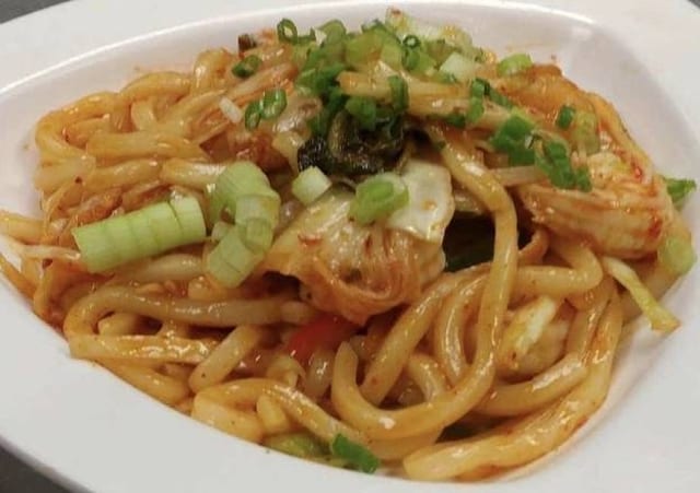 Spicy Kimchi Udon (김치 우동 볶음).